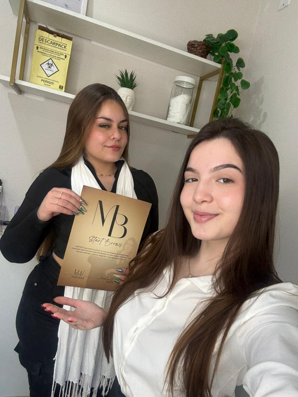 Aluna recebendo certificado do curso Start Brows