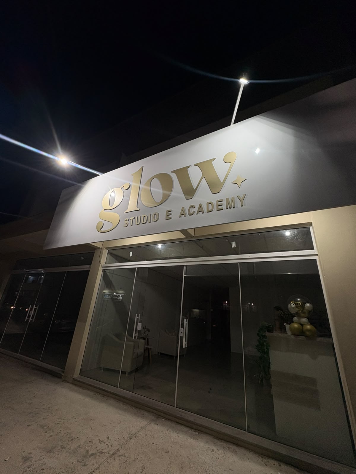 Fachada Glow Studio e Academy