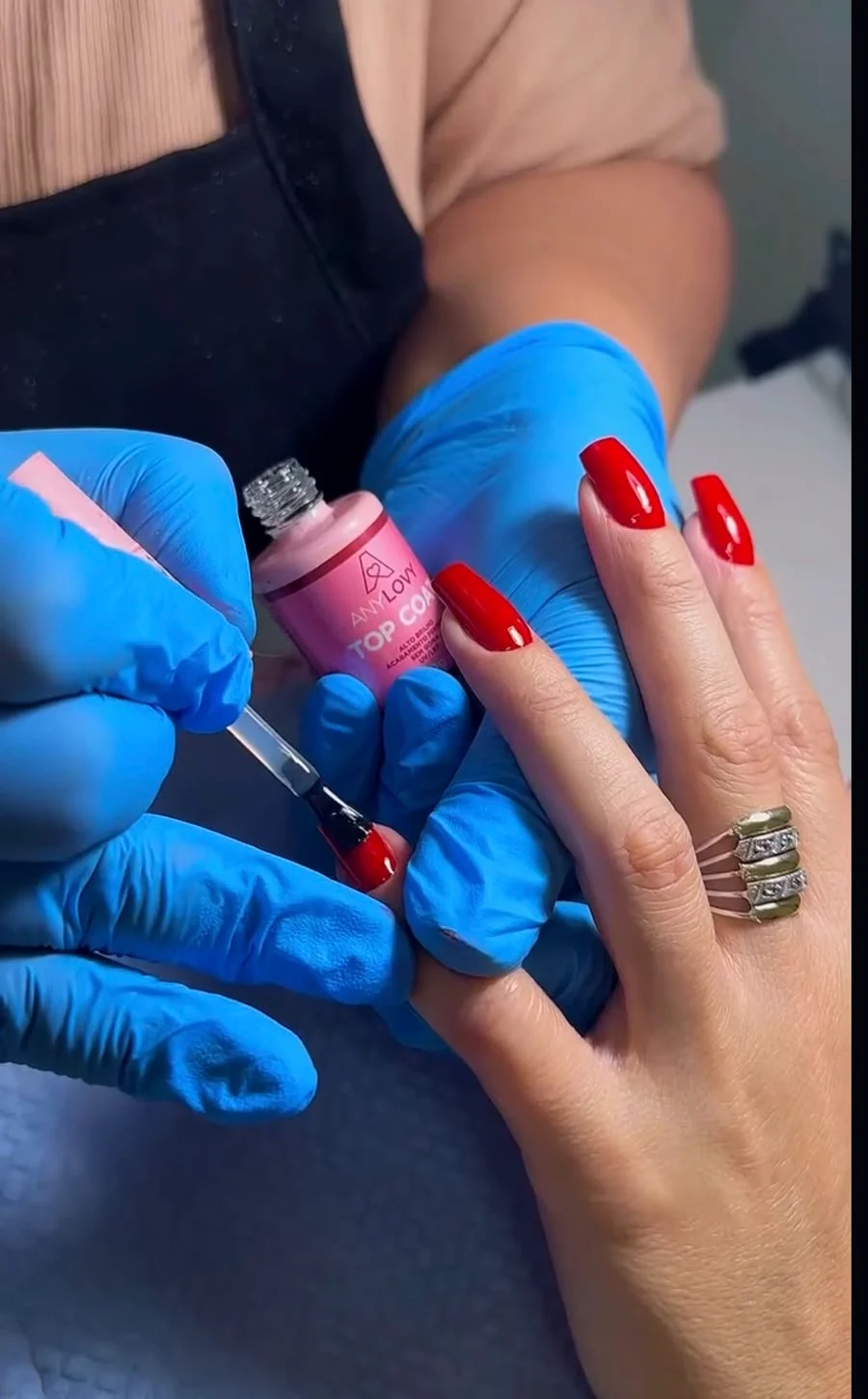 Finalização de unhas com top coat