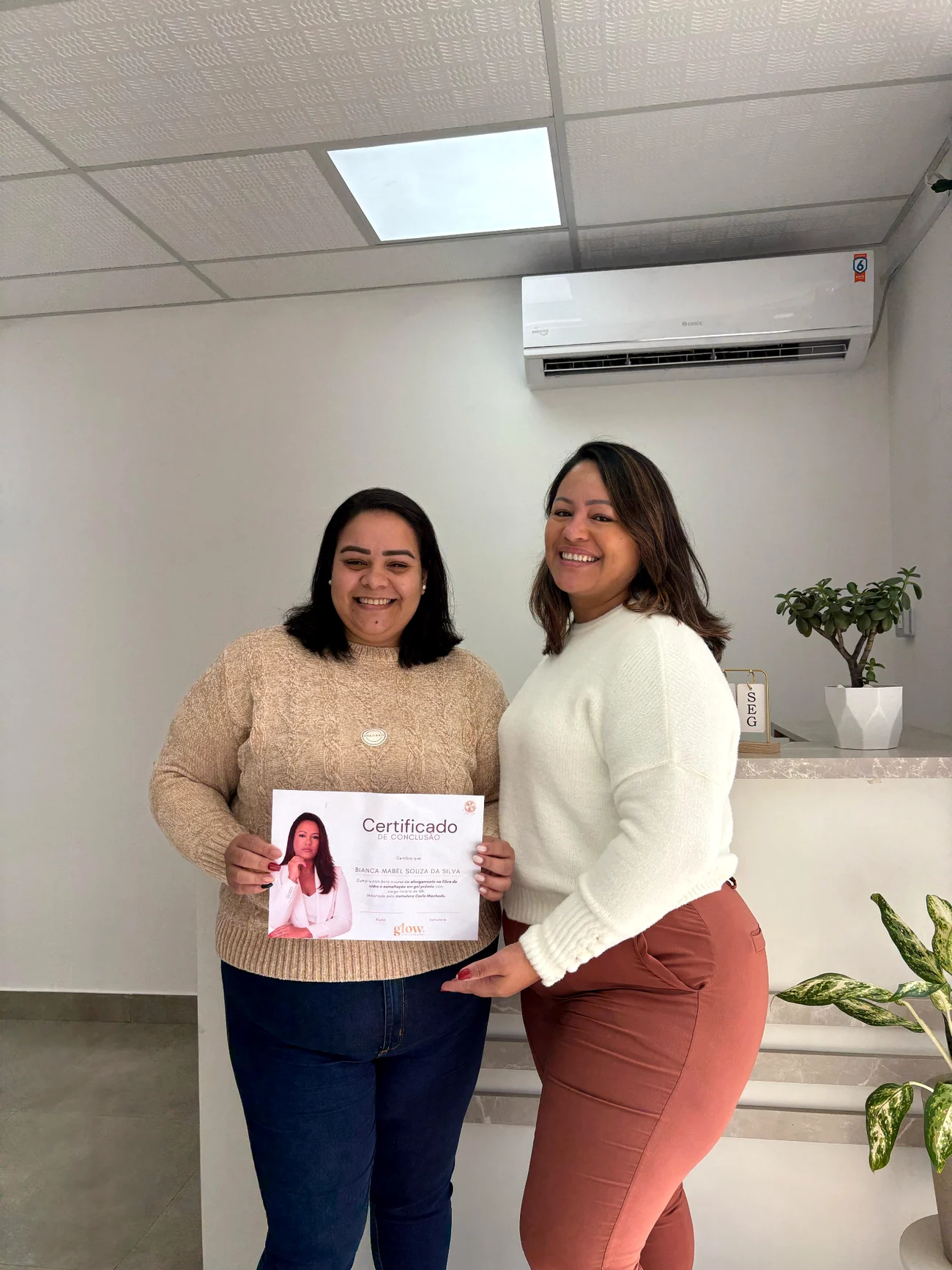Carla Machado com aluna segurando certificado do curso